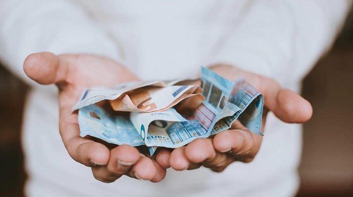 手机|13岁男孩买游戏皮肤,花光父母十几万积蓄,妈妈打工还债吧