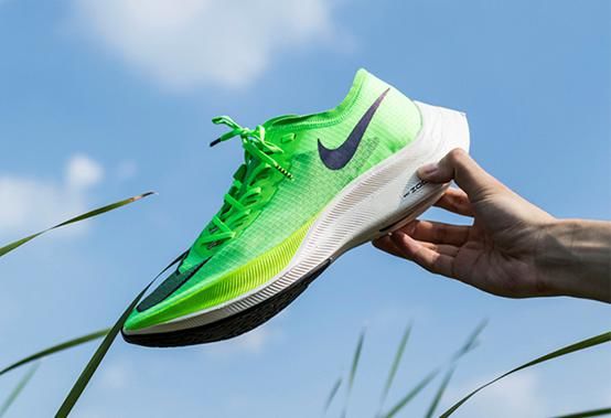 从专业到休闲，厚底跑鞋究竟魔力何在？