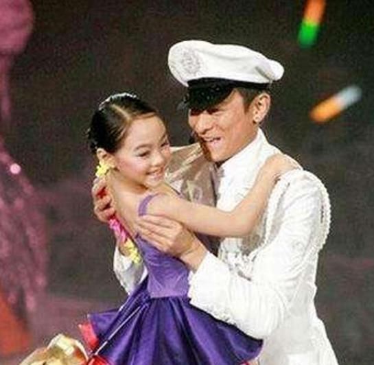 李连杰三女儿7岁为刘德华伴舞，8岁陪成龙走红毯，如今成这样