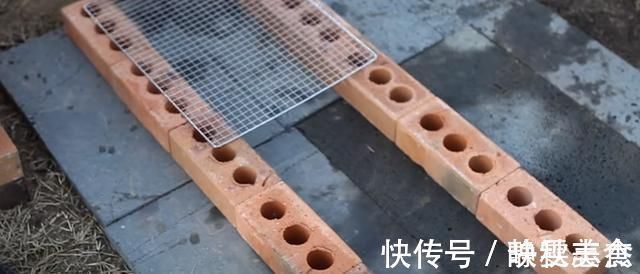 老爸不用水泥砂浆, 空心砖垒起来, 在院子里搭个烧烤台, 简单方便