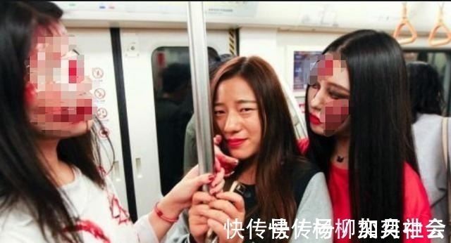 大妈|穿COS服炸街会怎样地铁女孩被骂惨,看到鬼新娘大妈差点被吓哭