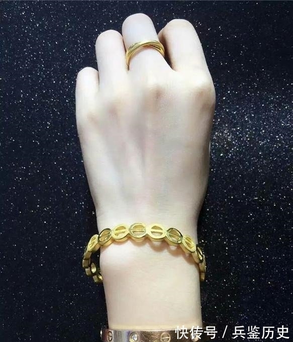 黄金手镯 中年女人大多适合佩戴四款手镯,时尚显气质,看着有品位