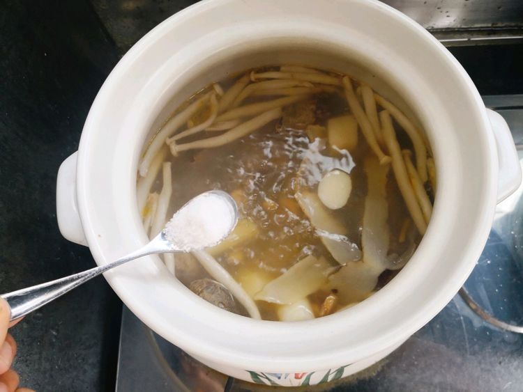 鸽子|一鸽胜九鸡，鸽子汤这样炖才滋补，汤鲜肉嫩不腥，营养滋补