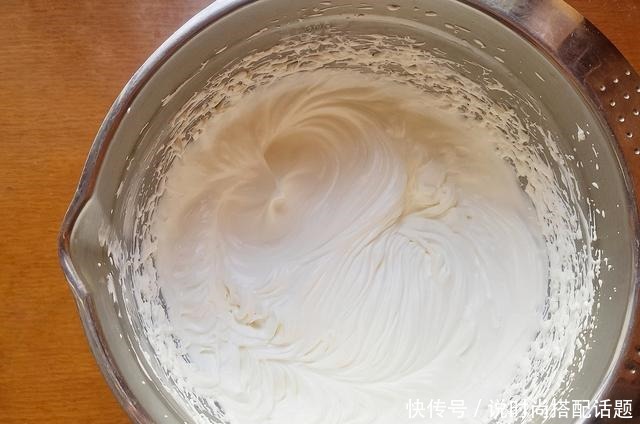 一款不用抹面的奶油蛋糕,非常适合新手学做,颜值和味道不输买的