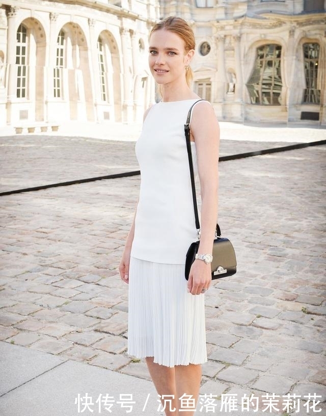 中年妇女不想被人说老，裙子多穿这4种年轻色，时髦减龄不过时！