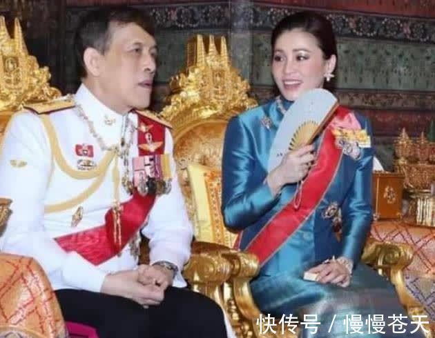 华裔王后#44岁苏提达秀中文,介绍兰花刺绣旗袍,华裔王后对中国风着迷