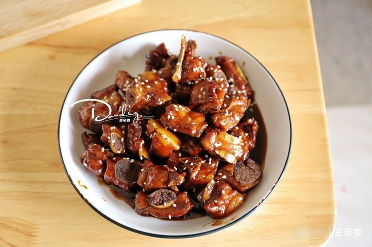 一家三口的午餐在朋友圈火了,整桌没个鱼,网友:精打细算太掉价