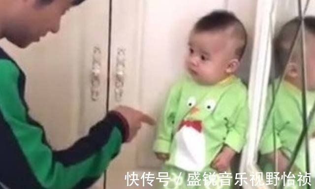 宝宝|宝宝深夜看电视被爸爸罚站，委屈地看着爸爸，小表情简直太可爱了