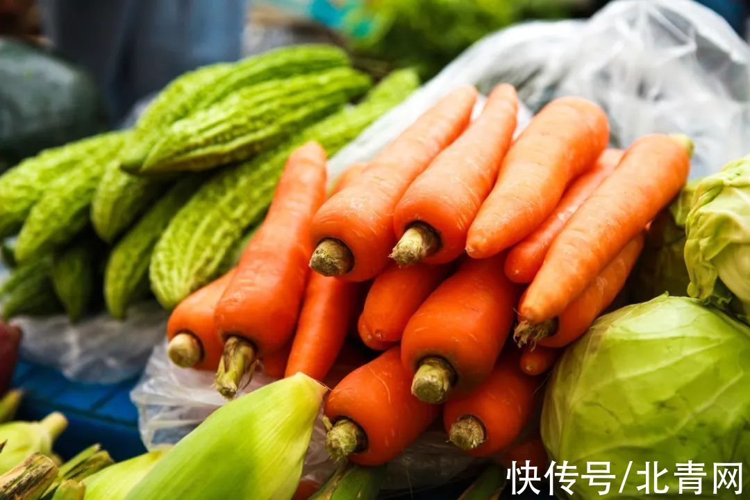 胡萝卜素|胡萝卜和它是绝配！防癌、护血管、润肠通便！很多人吃错全白吃