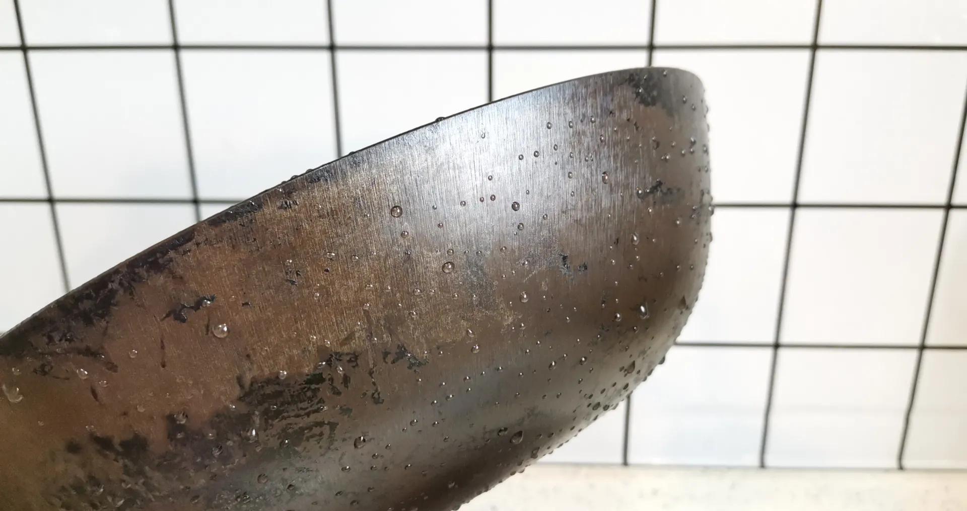 铁锅|铁锅如何快速清除锅底黑垢，一个小妙招，不花一分钱旧锅变新锅