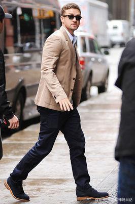 男人过了50岁,如果不差钱,建议多穿这5种裤子,时髦体面不显老