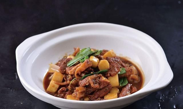 土豆炖牛肉这样做，牛肉不柴不腥膻，比饭店做的还好吃