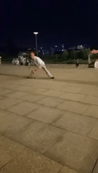 |搞笑GIF:大爷,我只是想拍个照,你没必要拿鞭子抽我吧!