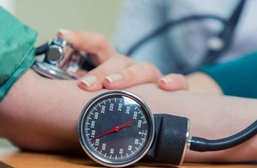  症状|起床时若有4个表现，高血压或“盯上”你，提示你该控制血压了