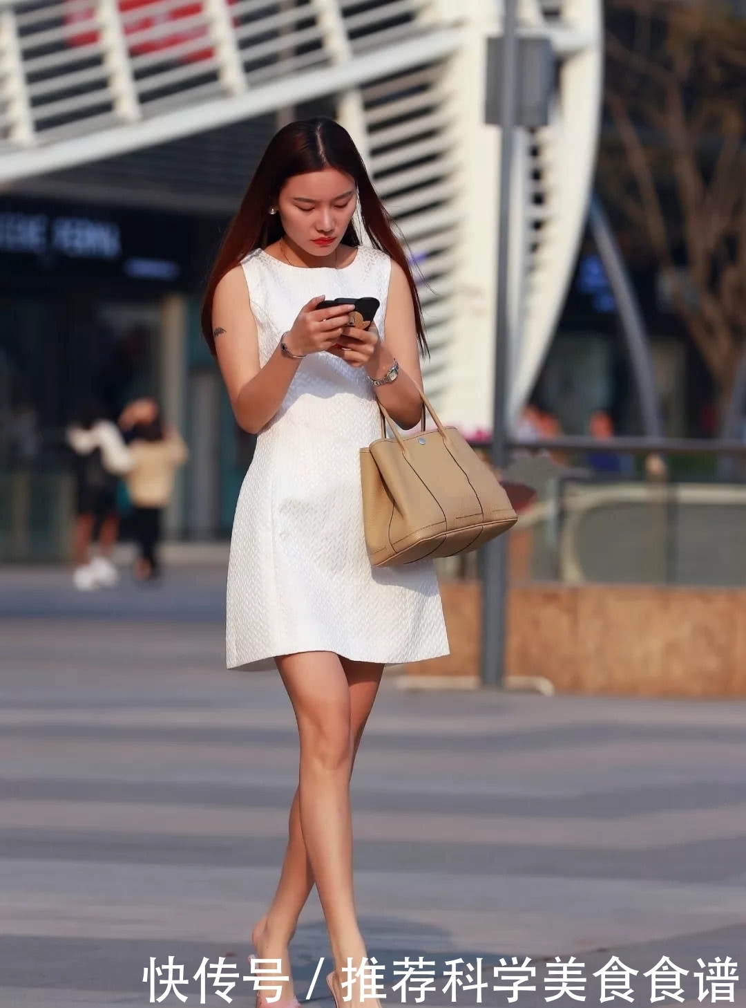 穿白|街拍:穿白裙子打电话的小姐姐,坐着和背影更加好看