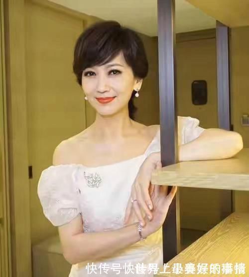 刘海 年过50的女人,留什么发型显年轻?试试这3款“短发”,减龄洋气