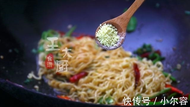 方便面|方便面别再煮了,这样一做口感Q弹、韧性十足,一次两包都不够。