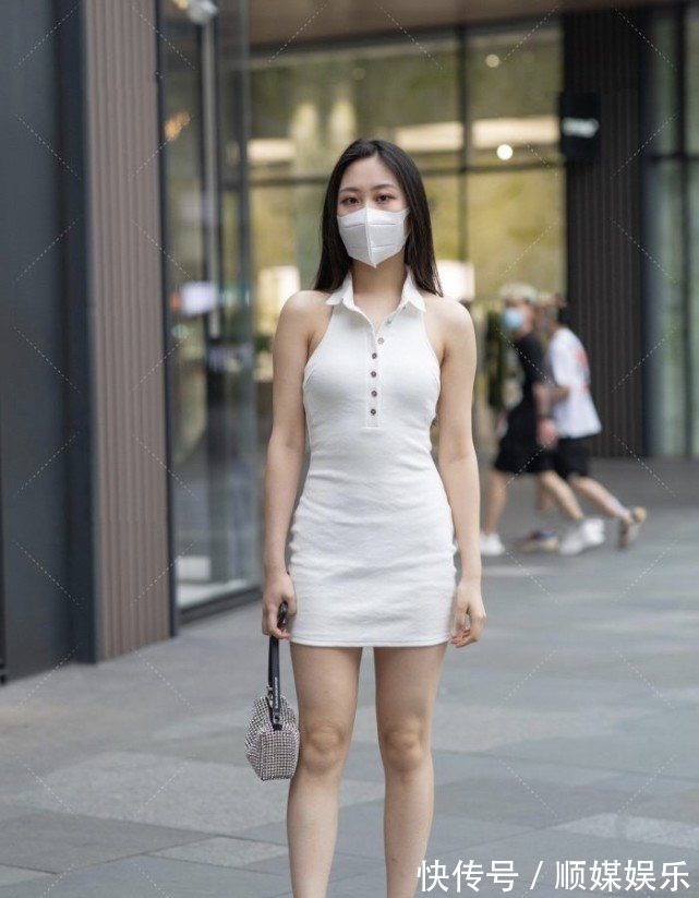 穿搭 闺蜜俩白色系穿搭风格却完全不同,无肩连衣裙搭配高跟鞋更胜一筹