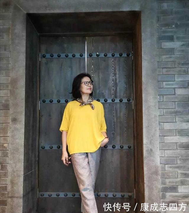 出游 女人上了年纪，出游时别穿得太花哨，试试这么搭，时髦高级更上照！
