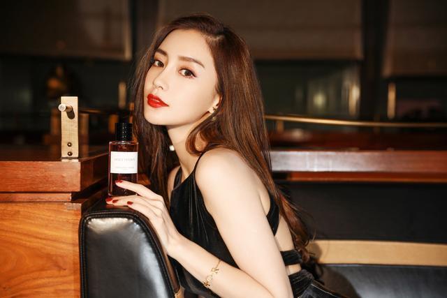 Angelababy真是“最美辣妈”,黑色暗花吊带配短裙酷炫霸气,真美