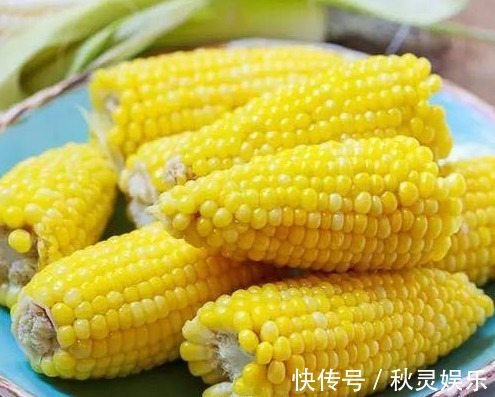 煮玉米时,水里多加2样调料,煮熟后更营养,口感软糯,又香又甜