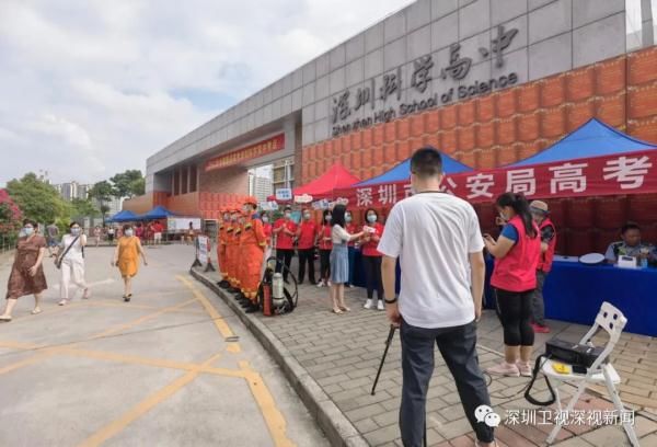 考点|考生鞠躬感谢、家长花式应援，高考首日这些细节太动人！