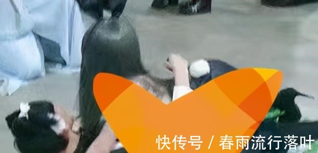 二次元|新人女coser与男子摆不雅动作,道歉声明很硬请尊重我个人爱好