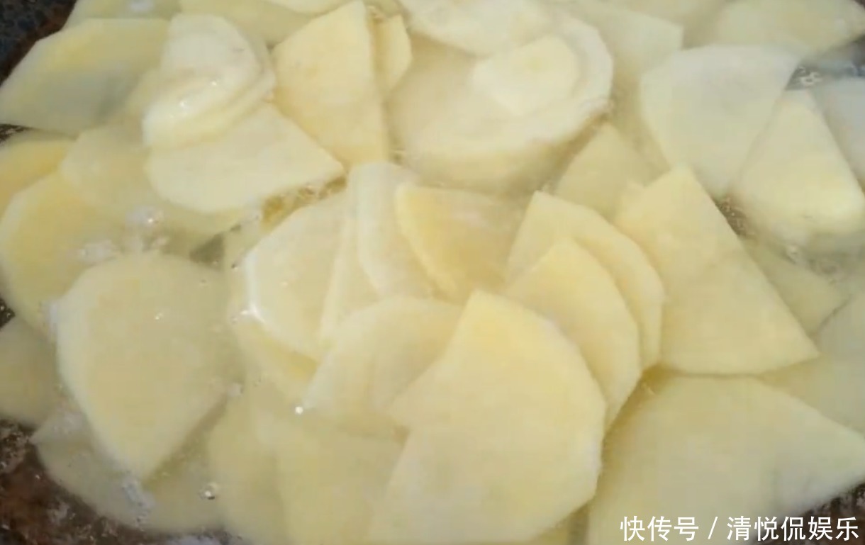 咸香|土豆不要炒着吃了,换个新吃法,咸香美味,一口下去满满的馅料