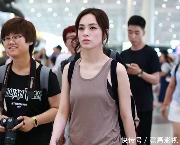 39岁阿娇不一般“男人汗衫”也能穿出凹凸感,这身材实在抢风头