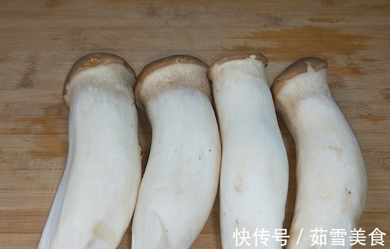 诱人|杏鲍菇的新吃法,一次做4根,看着诱人吃的过瘾,太有创意了