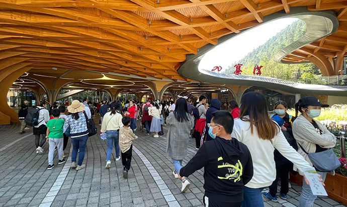 景区|九寨沟景区“补妆”归来受热捧，客流量是去年同期两倍