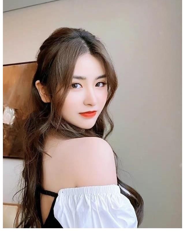 刘些宁金子涵同框，金子涵瘦了之后状态变好，笑容真的很治愈