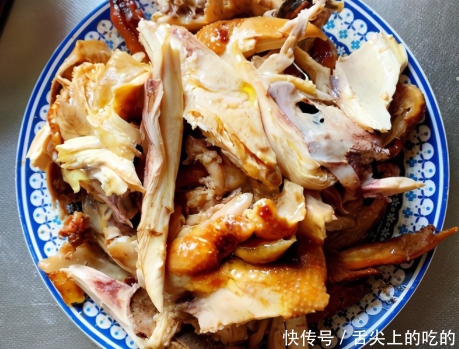 整只鸡丢电饭锅里，不放油不加水，出锅香味四溢还流油，比烤鸡香