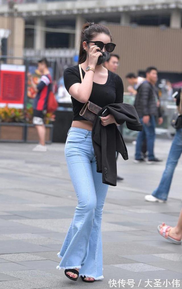 穿搭|美女街拍:被牛仔裤圈粉的女孩,穿搭休闲又个性,轻松打造时尚感