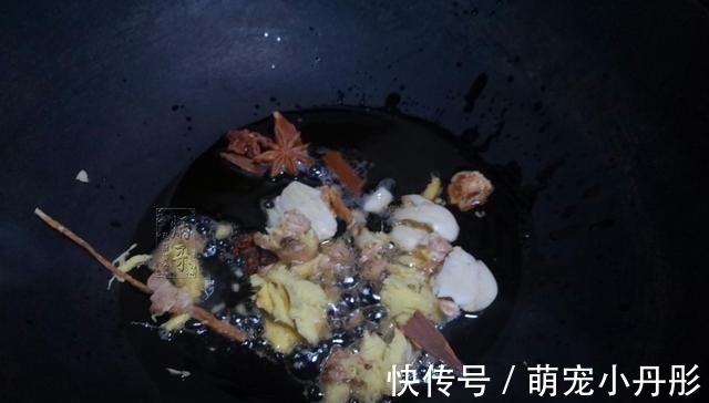 拌饭|这蒸菜我家一周做3次,食材炒下蒸一蒸软嫩鲜香,汤汁拌饭真得劲