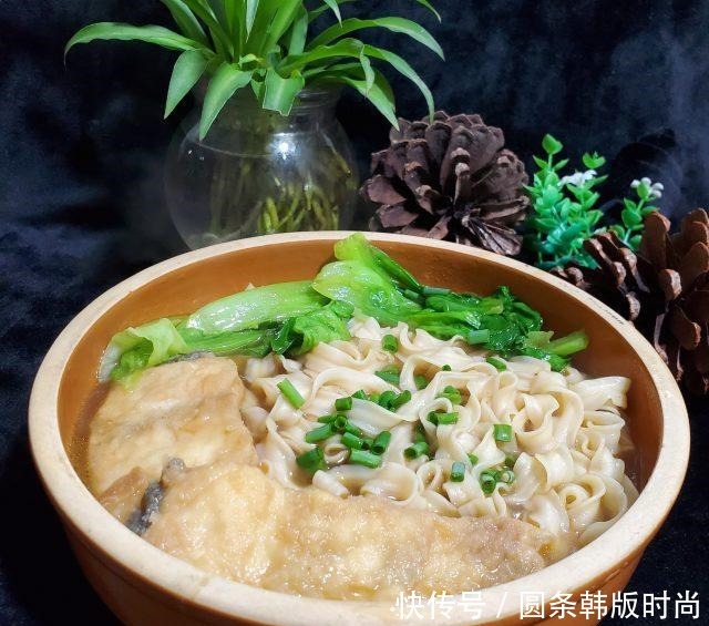 宵夜|炸鱼生菜汤面,鲜美好吃,宵夜来一碗,杠杠滴