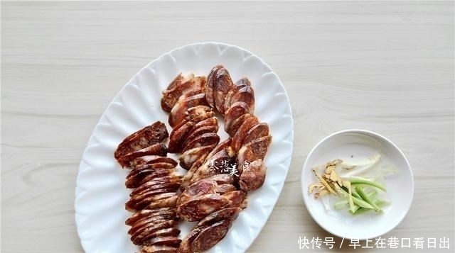 西芹别直接炒,下锅之前多做一步,口感细嫩幼滑,不输大饭店!