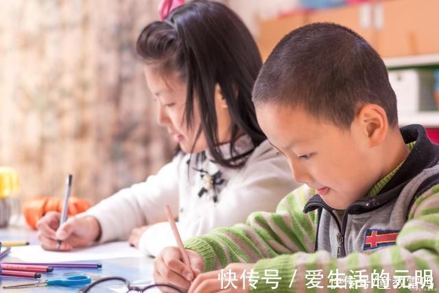 写字|7岁女孩左右手写字,学霸男生更进一步,左右手写字内容还不同