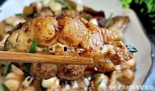 草鱼|原来蒜子焖草鱼做法如此简单，鱼肉鲜嫩入味，比烤鱼还好吃