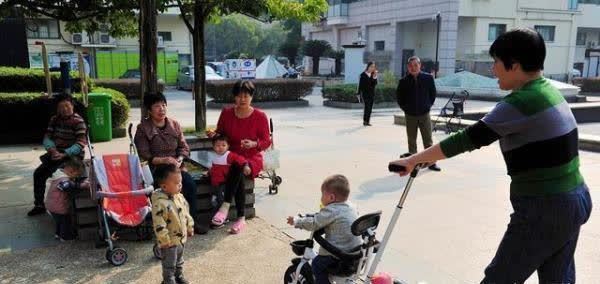 老年人|“假带娃害苦娃” 让我来告诉你,父母再累也要自己带娃的原因
