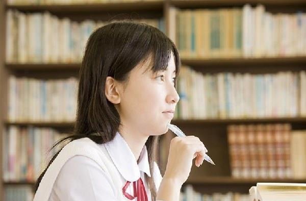 自信心|6岁女儿带奖状回家,妈妈发朋友圈炫耀,结果看清字后失去笑容