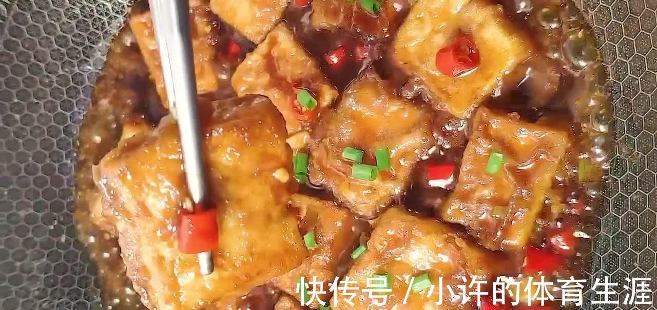 蚝油煎豆腐,汤汁鲜美浓稠,口味香辣鲜咸,吃起来都比肉过瘾