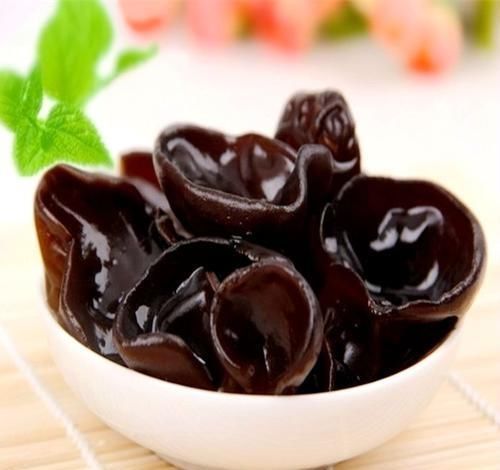 女性常吃黑木耳,美容养颜清理子宫但是和一物同吃,没病找病