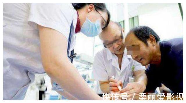 生理盐水|儿子误把502胶水滴进眼里,爸爸一举动救了娃,医生:干得漂亮