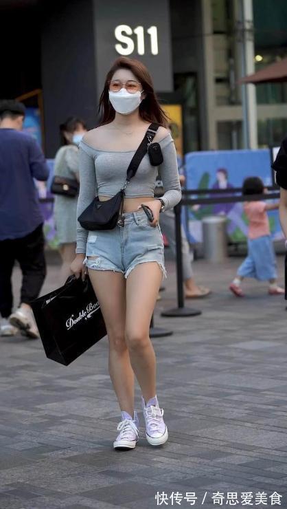 一字肩|灰色一字肩+牛仔高腰裤,穿出自信美,彰显迷人魅力,青春有活力