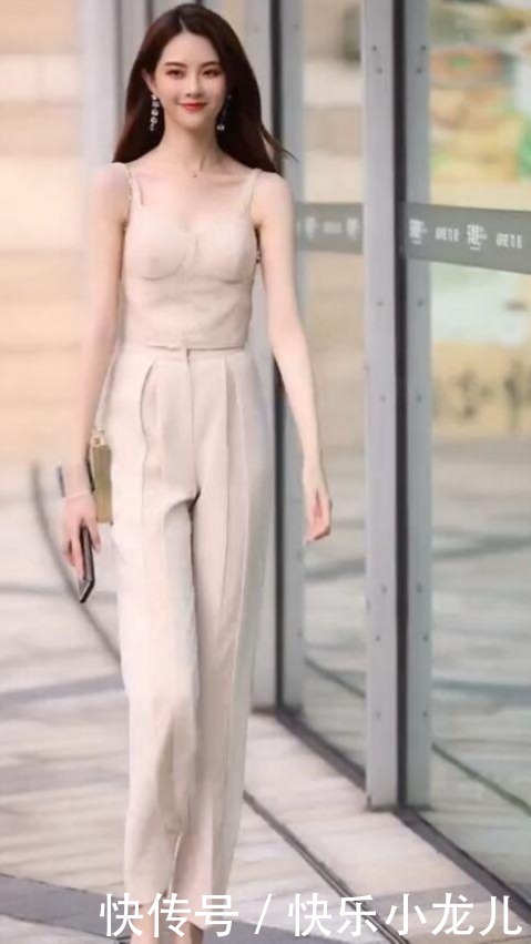 小姐姐清凉风格的打扮,一件小背心传递凉爽与魅力