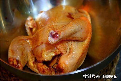 免烤箱版烤鸡,锅里一焖就出锅,香酥软烂肉质鲜嫩,香味扑鼻