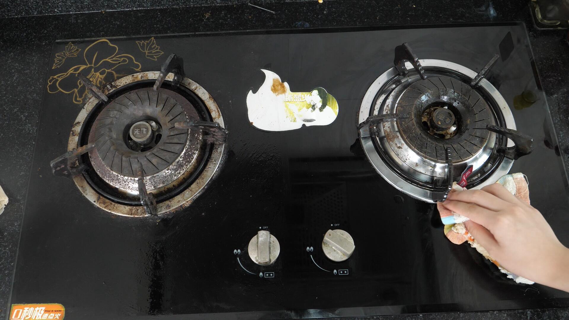 燃气灶台别用清洁球擦了,教你两个小窍门,两分钟擦得跟新的一样