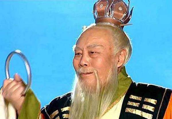 青牛精下界的主要原因是什么？为何敢向太上老君丢金刚镯？