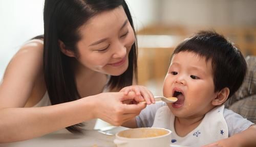 很多宝妈咨询问：2岁左右的宝宝，吃饭重要？还是喝奶重要？